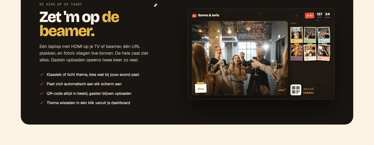 Uitleg van de live weergave: 'Zet 'm op de beamer', met een schermmockup van een fotomuur tijdens een feest en de tekst 'Eén laptop met HDMI op je TV of beamer, één URL plakken, en foto's vliegen live binnen'
