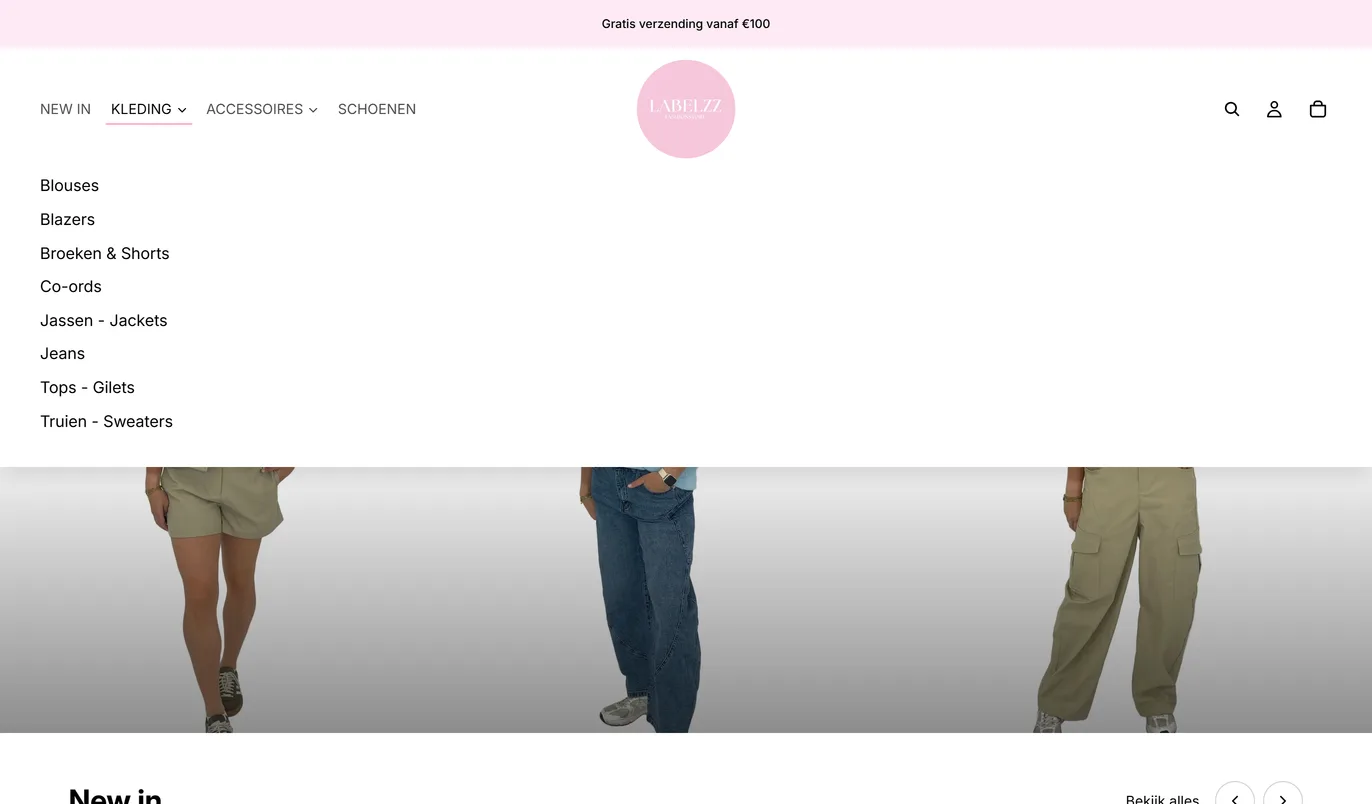 Het hoofdmenu van de Labelzz-webshop met Kleding uitgeklapt en acht subcategorieen eronder