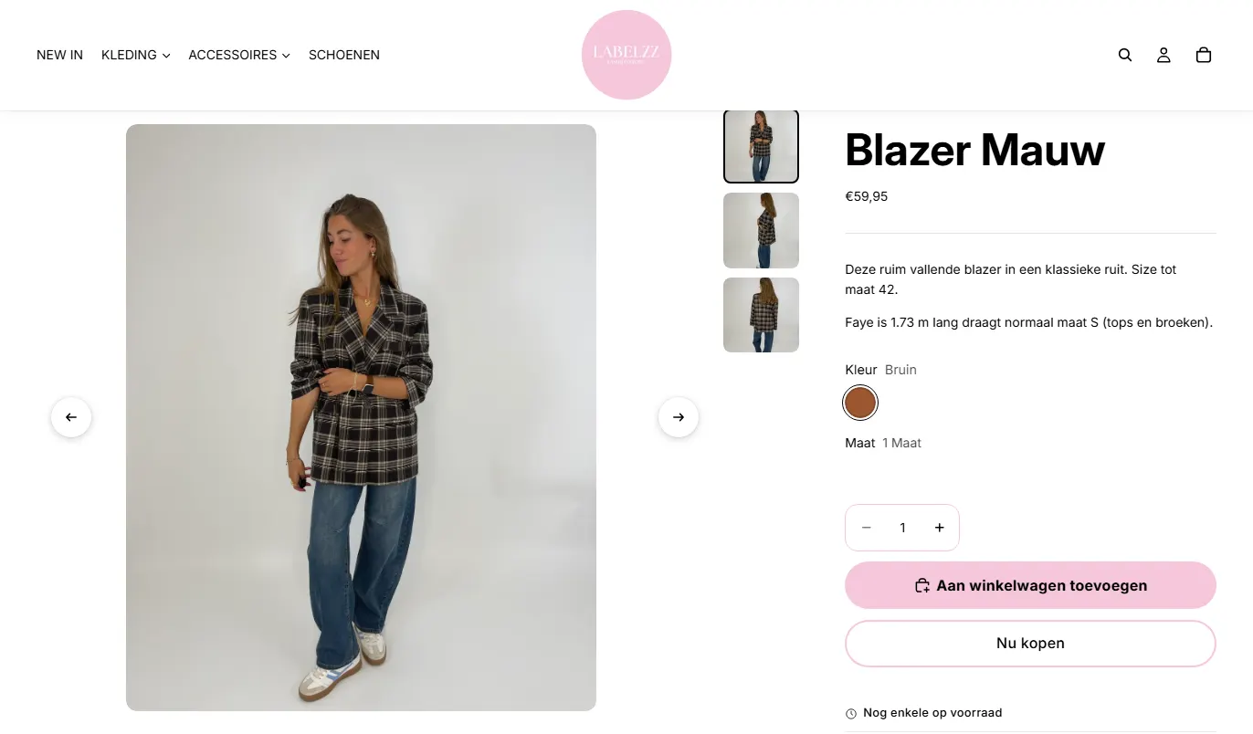 Productpagina van een blazer met maat- en kleurkeuze, aantal, een voorraadmelding