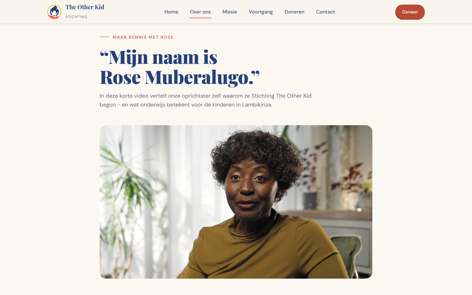 Over ons-pagina van Stichting The Other Kid met de kop Mijn naam is Rose Muberalugo boven een videobeeld van oprichtster Rose