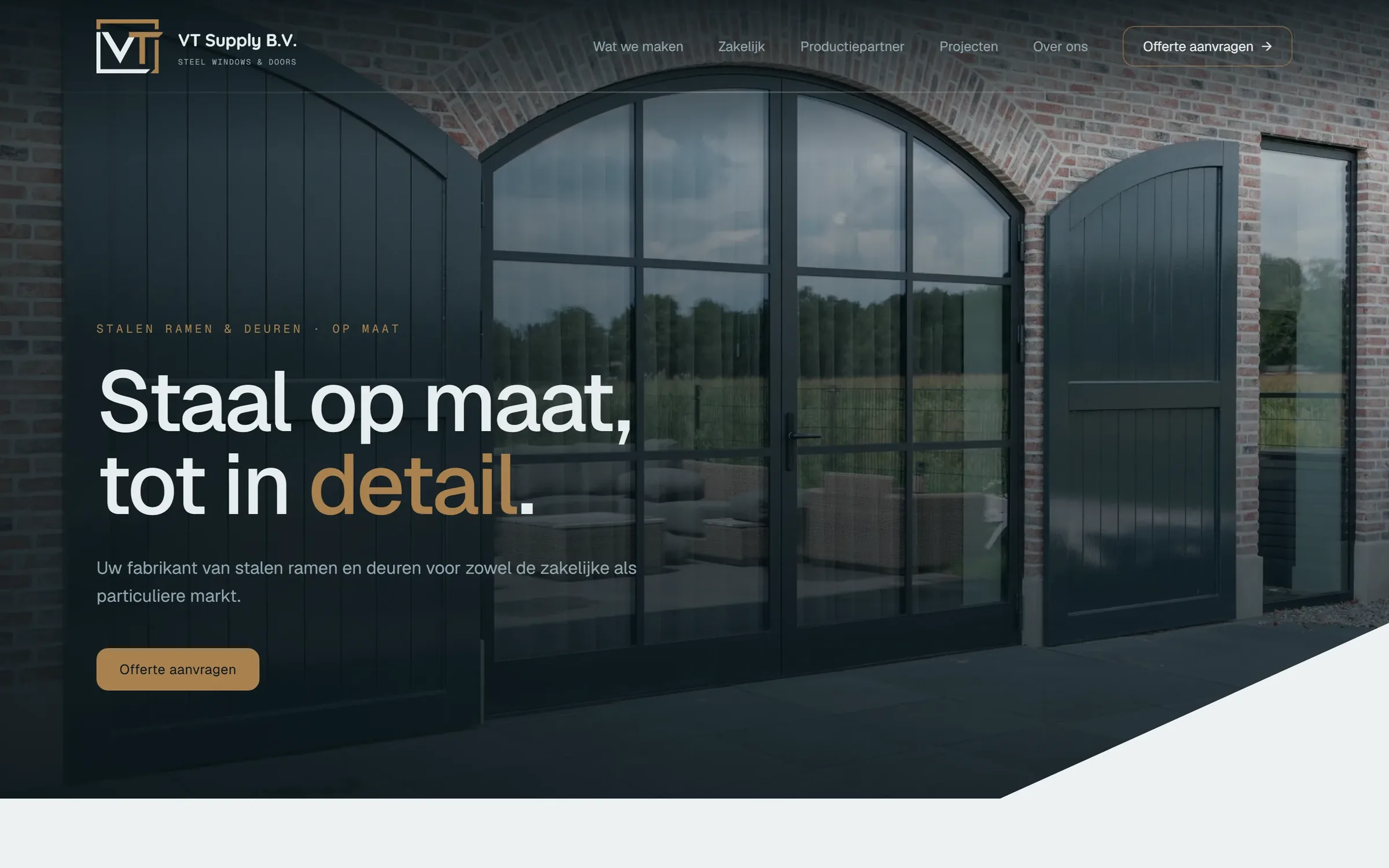 Nieuwe homepage van VT Supply: 'Staal op maat, tot in detail', donkere hero met een stalen tuindeur in een gemetselde boog